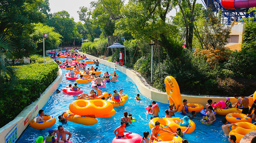 Бассейн с волнами в аквапарке Playa Maya