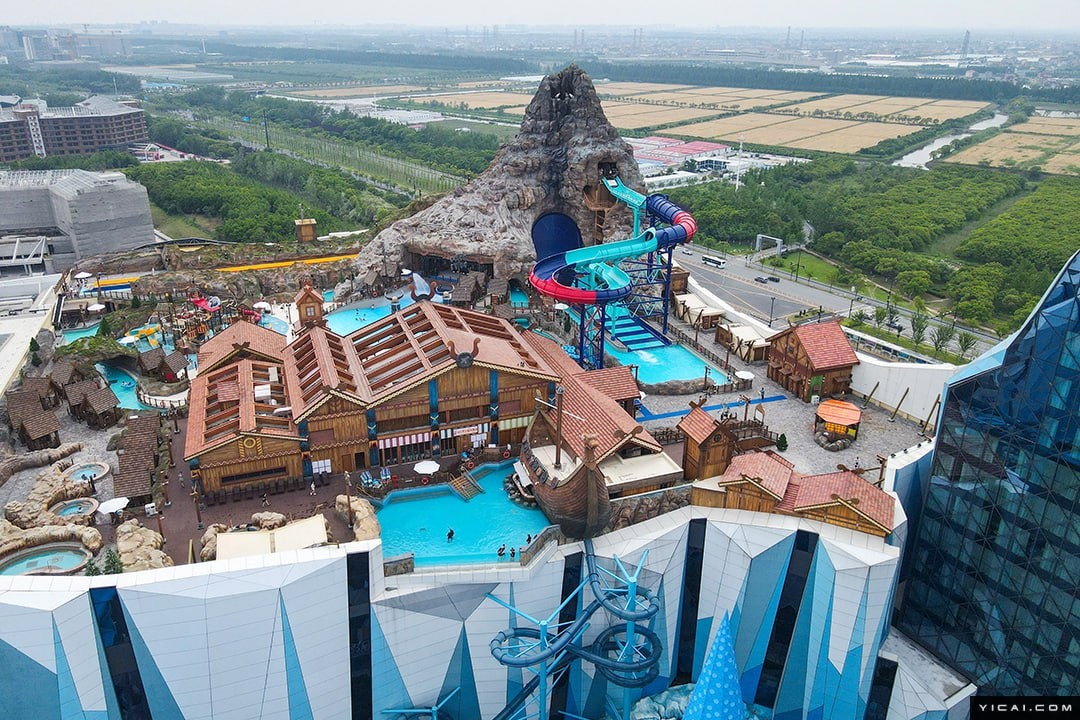 Аквапарк Water World на крыше здания