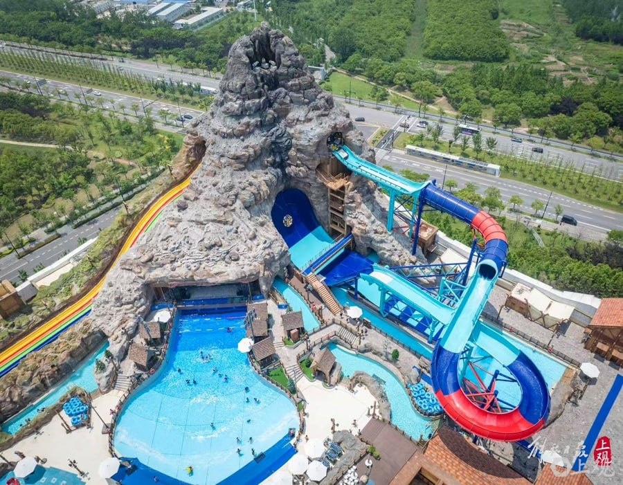 Водные горки и аттракционы в Water World