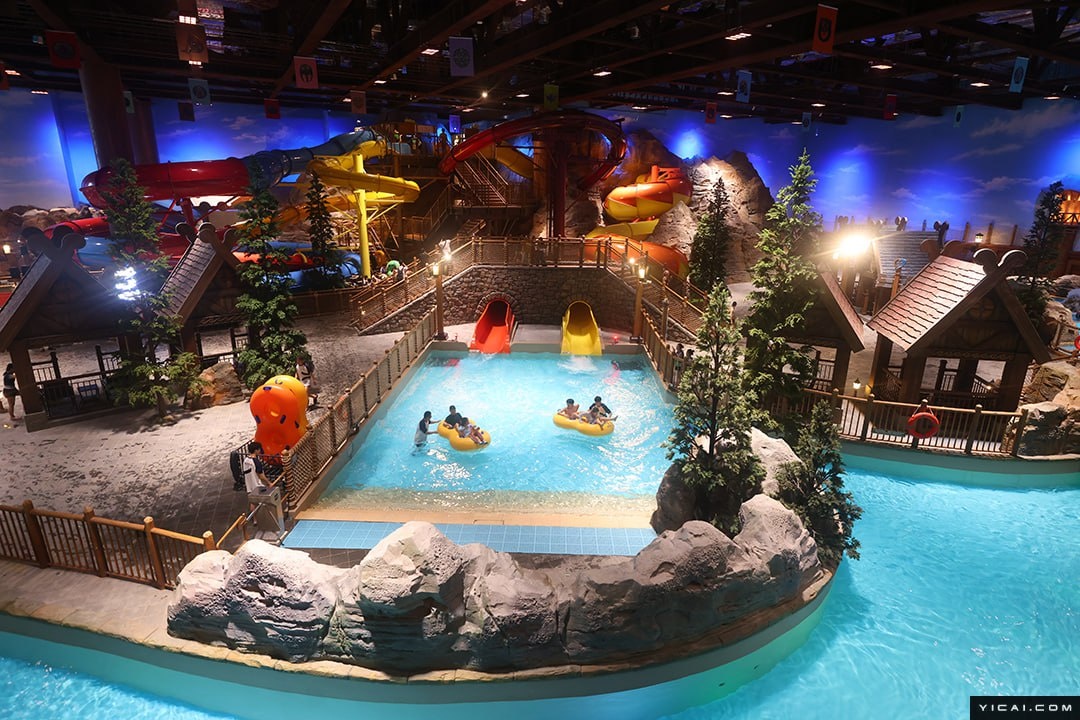 Интерьер крытого аквапарка Water World