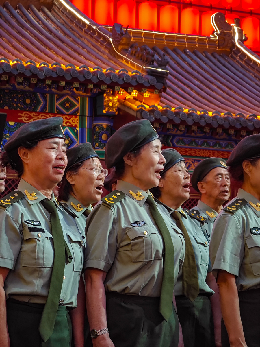 Яркие вывески на улице Zhongjie в Шэньяне