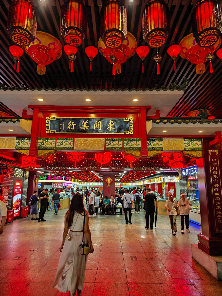 Продукты на рынке Dadong Food Market