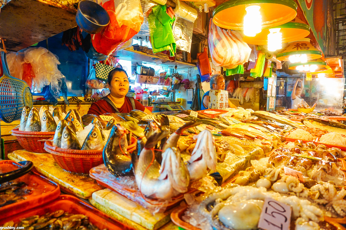 Приготовление морепродуктов на рынке