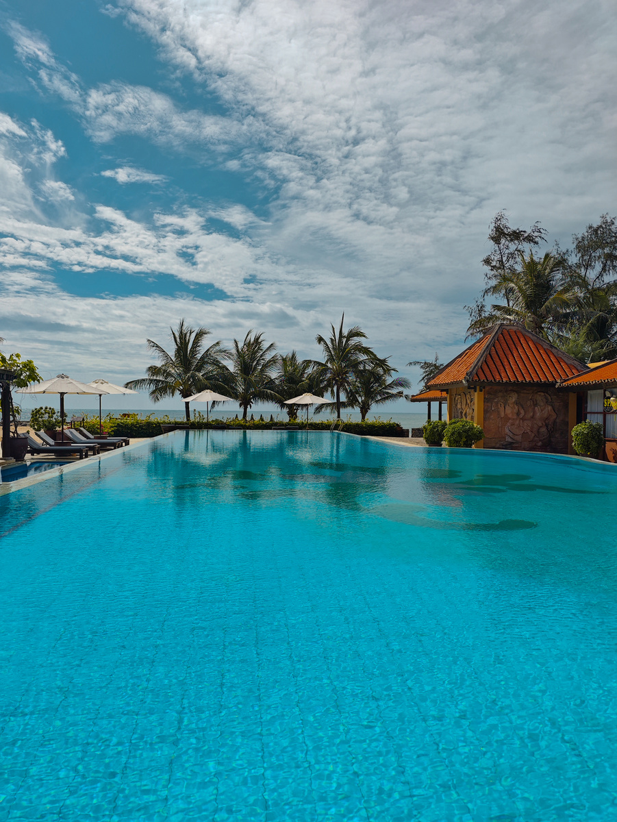 Бассейн отеля Poshanu Resort