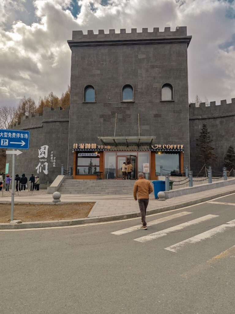 Синяя телефонная будка на границе с КНДР
