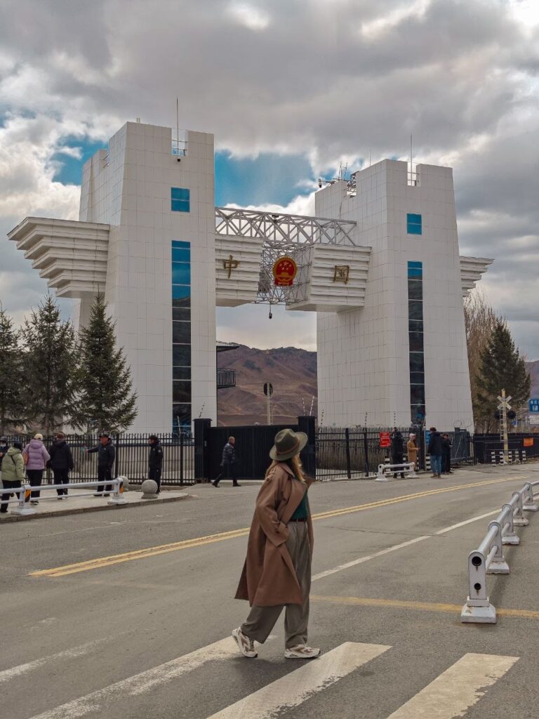 Вид на северокорейские дома через реку