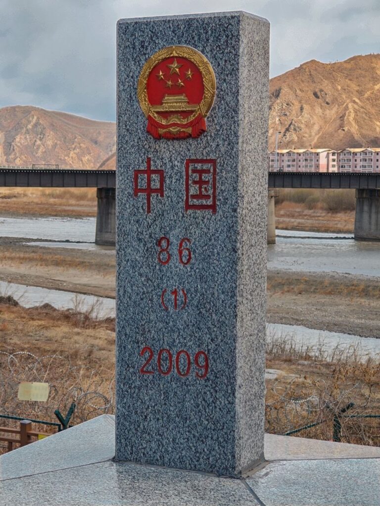 Пограничный столб и река Тумэньцзян